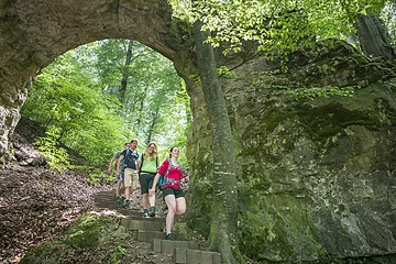 Wanderer am Felsentor bei Unteremmendorf