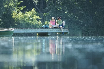 Wanderer am Kratzmühlsee bei Kinding