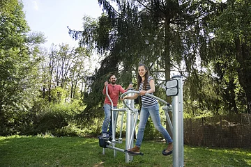 Fitnessgeräte an der Wassertretanlage Kinding